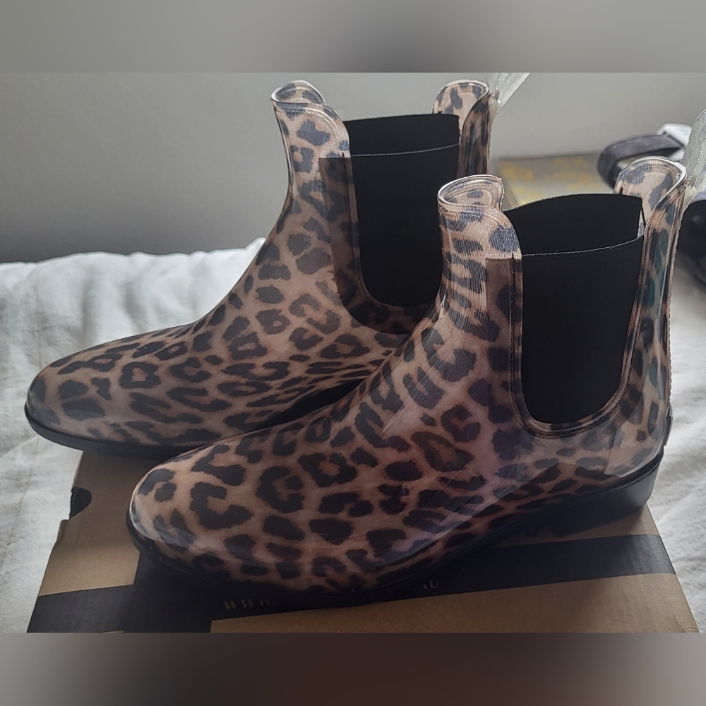 Leopard rain boots